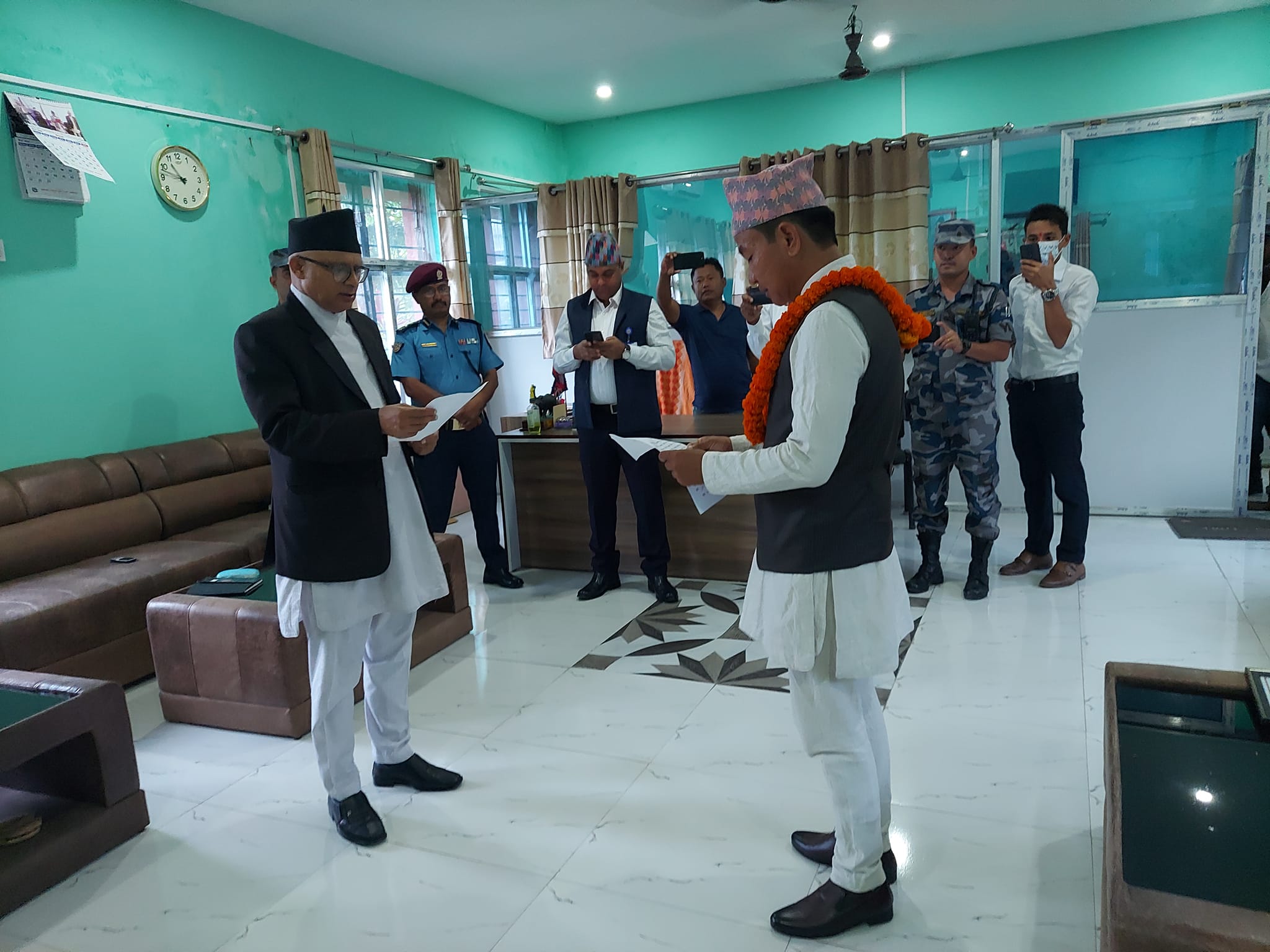 धरानका नवनिर्वाचित मेयर हर्क साम्पाङले लिए सपथ