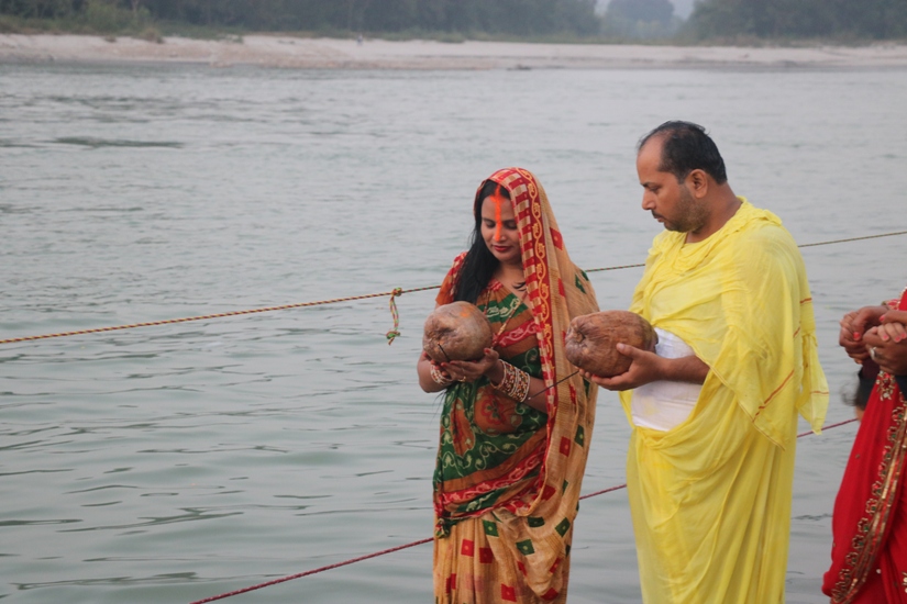 नारायणी नदी किनारमा देखिएको छठको रौनक (फोटोफिचर)