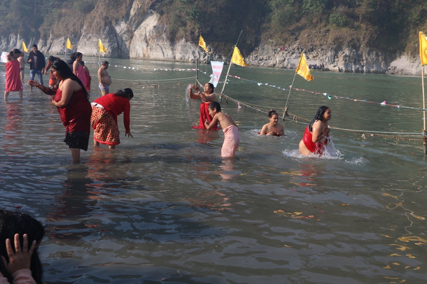 २६ तस्विरमा हेर्नुहोस्, आज मकर सङ्क्रान्तिका दिन देवघाटधाममा देखिएको दृश्य