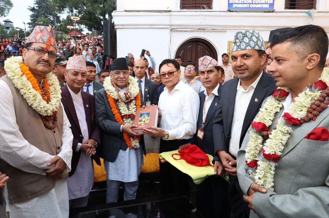 प्रधानमन्त्री प्रचण्ड केही मन्त्रीसहित पशुपतिनाथ मन्दिरमा