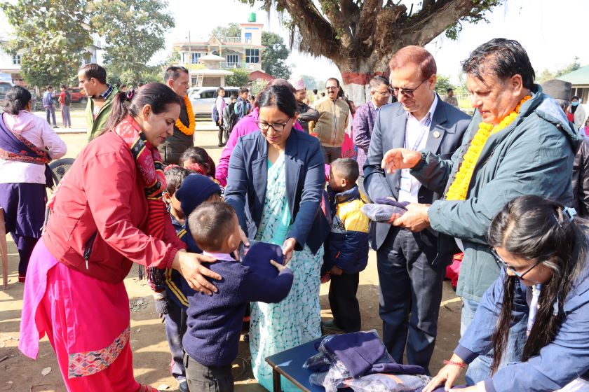 भरतपुर महानगरद्वारा एक हजार  विद्यार्थीलाई न्यानो कपडा सहयोग
