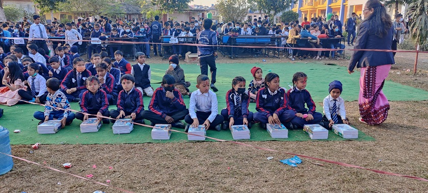 हिमालयन बैंक द्वारा विद्यार्थीहरुलाई सहयोग स्वरुप मासिक छात्रवृत्ति तथा स्टेशनरी प्रदान