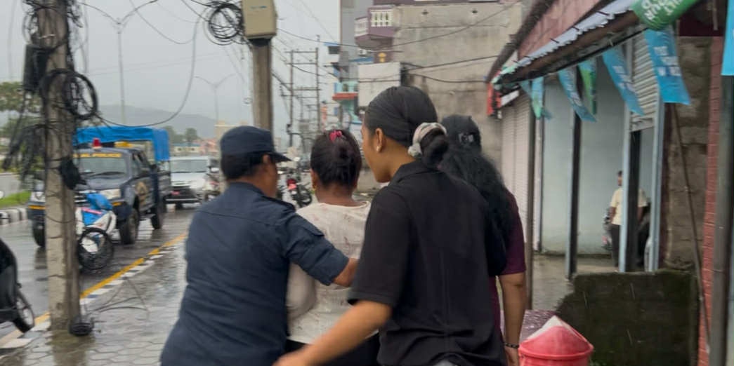 चितवनका विभिन्न होटलमा प्रहरीकाे छापा, २० जना पक्राउ