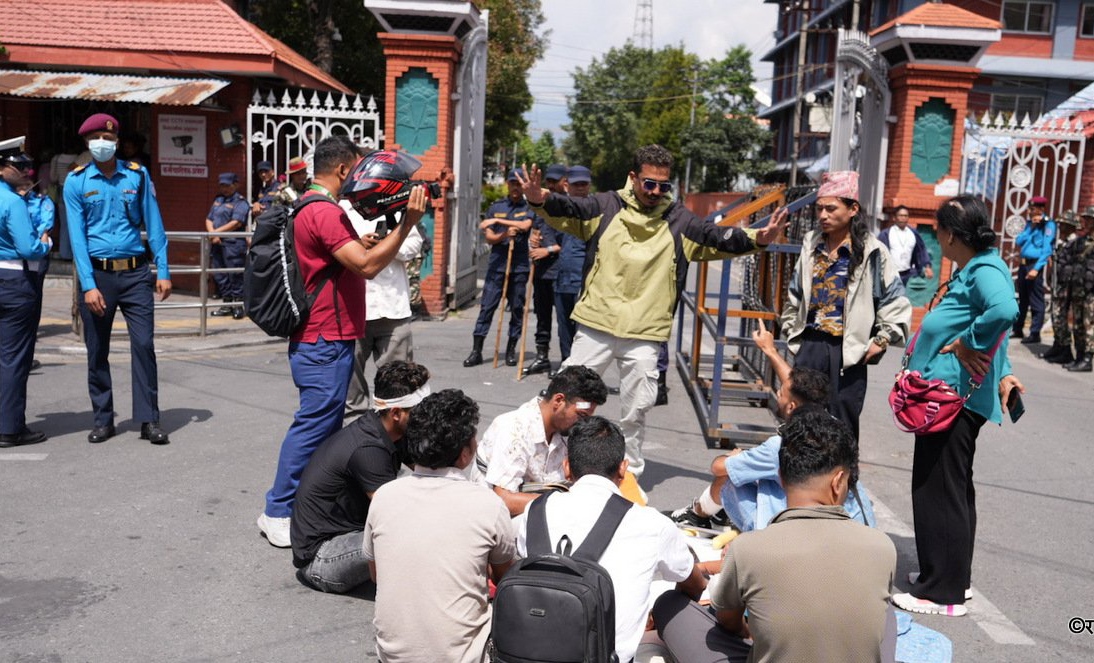सिंहदरबार गेटमा जेनजी आन्दोलनका घाइतेहरूको धर्ना