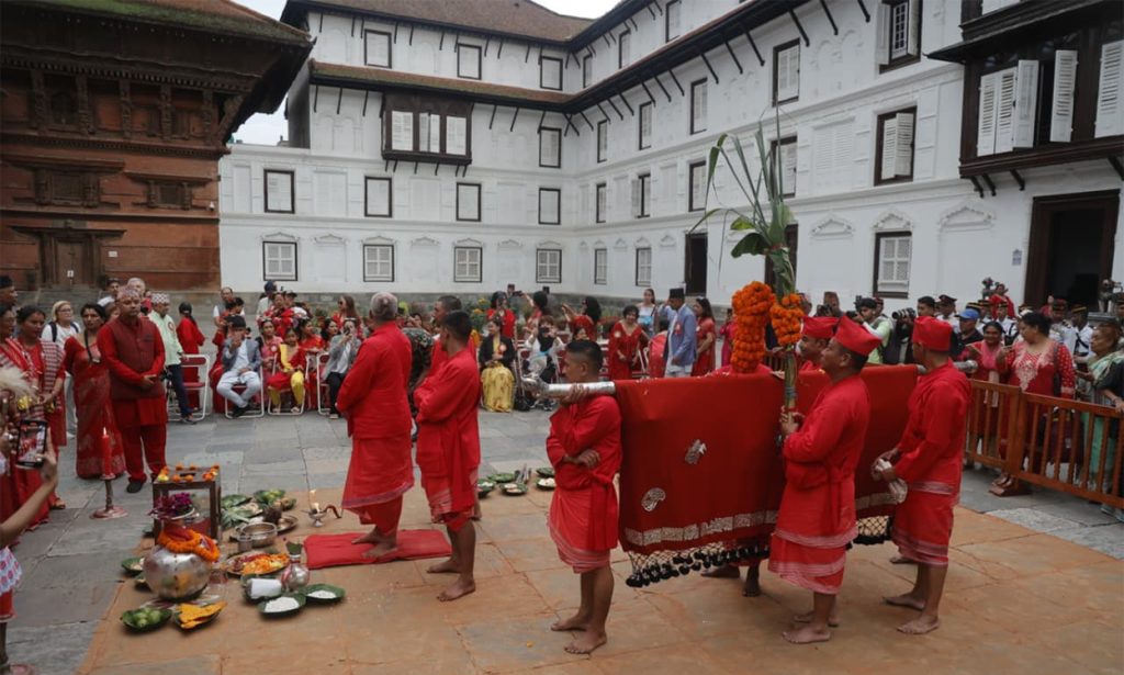 दसैंघरमा भित्र्याइयो फूलपाती