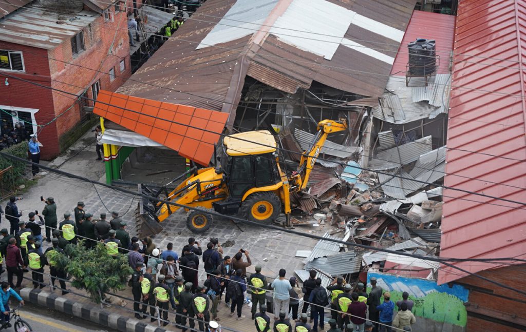 थापाथलीको ट्राफिक प्रभाग भत्काउन डोजर लिएर पुग्यो महानगर प्रहरी