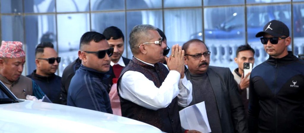 प्रधानमन्त्री भेट्न सुरक्षा दस्तासहित सिंहदरबार पुगे दुर्गा प्रसाईँ