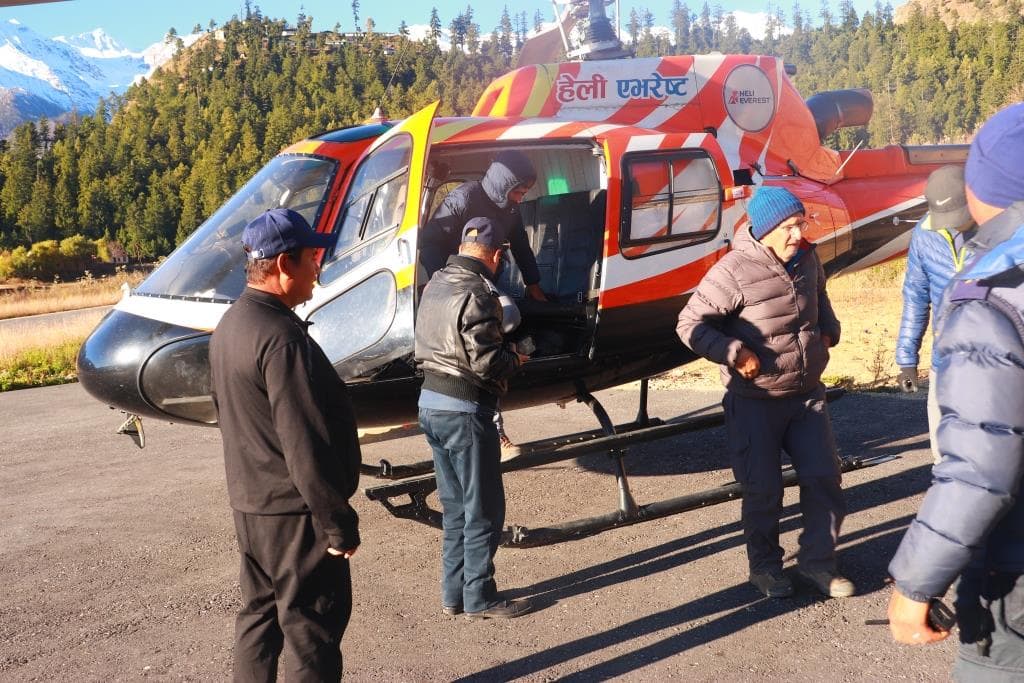 लेक लागेका दुई जना विदेशी पर्यटकको हेलिकोप्टरबाट उद्धार