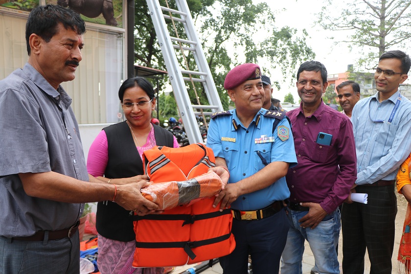 भरतपुर महानगरपालिकाले प्रहरी कार्यालयलाई दियो खोज तथा उद्दार सामाग्री