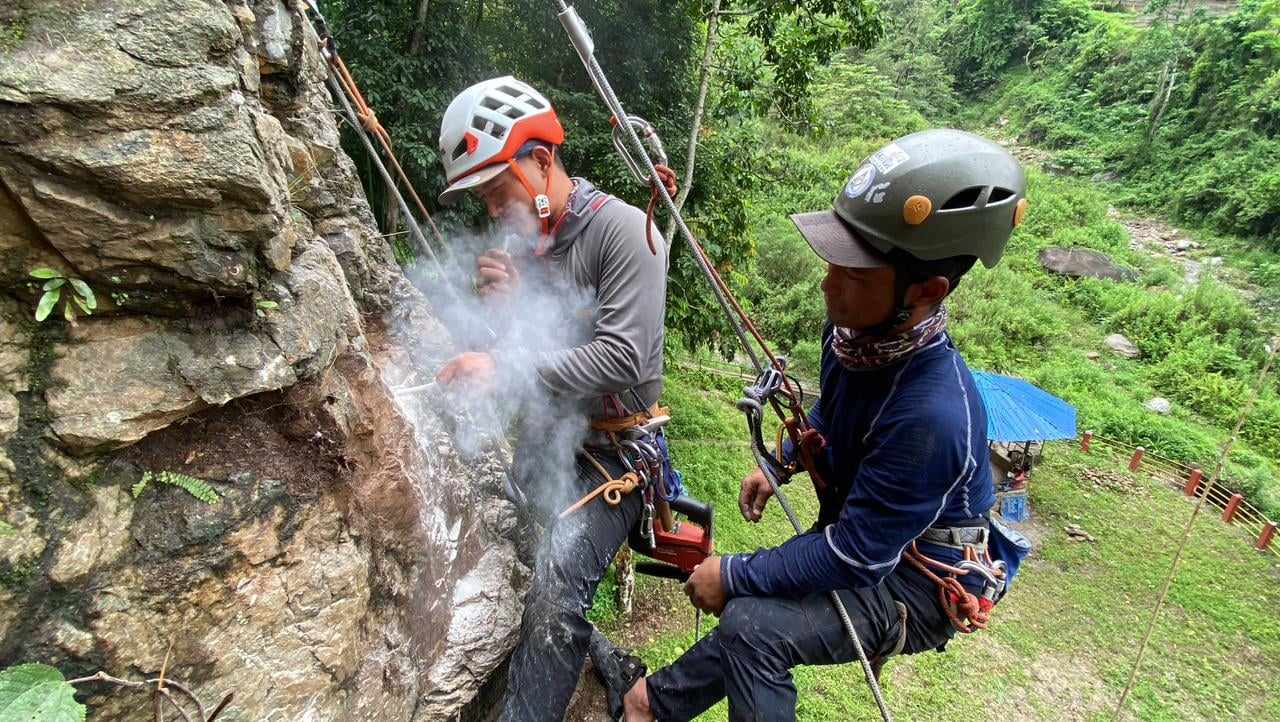 इलामको महभीर चटानमा आरोहणको रुट वनाउन थालियो