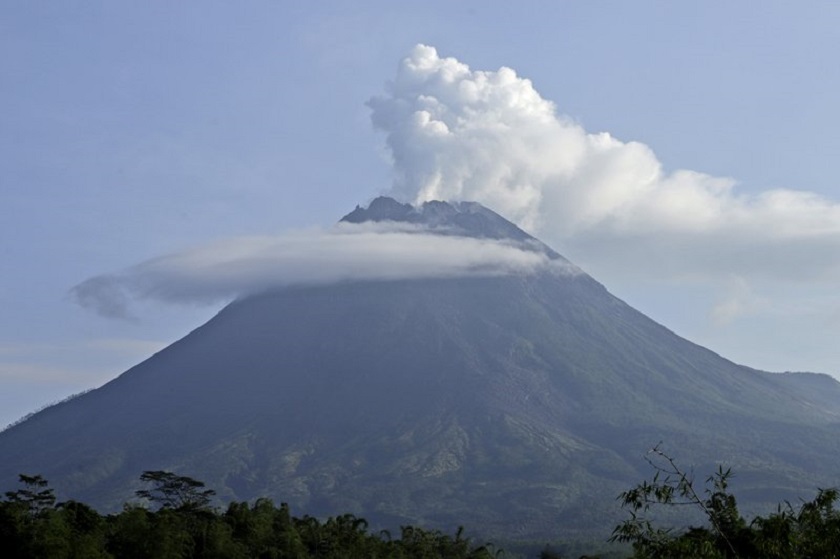 इन्डोनेसियाको माउन्ट मारापीमा ज्वालामुखी विस्फोट हुँदा ११ को मृत्यु, १२ बेपत्ता