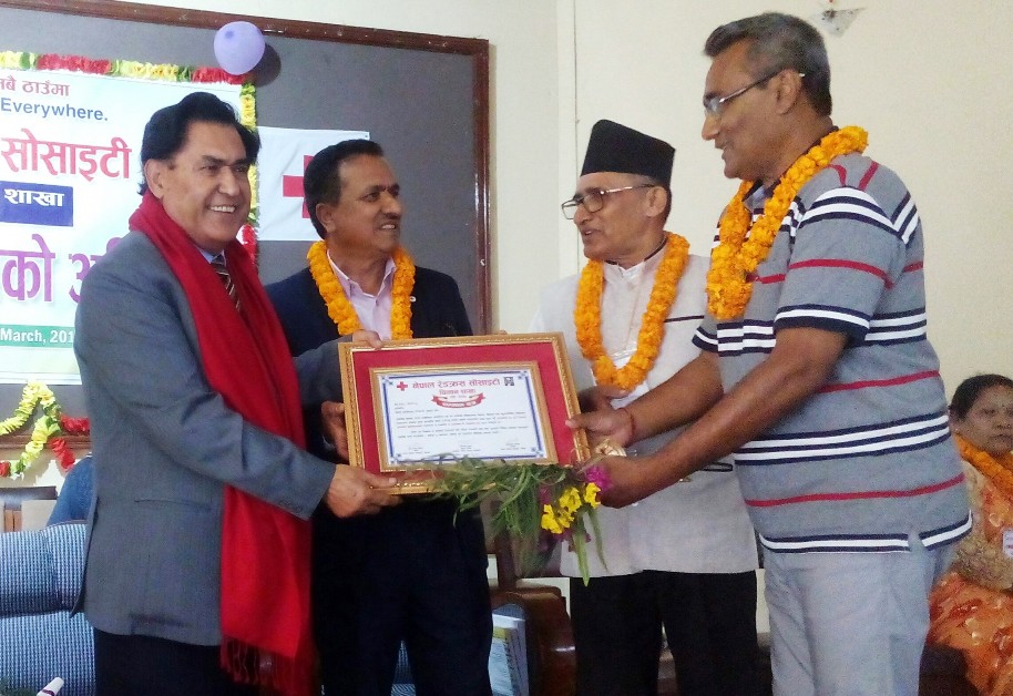 बीबीसी नेपाली सेवाका पत्रकार जोशी रेडक्रसबाट सम्मानित