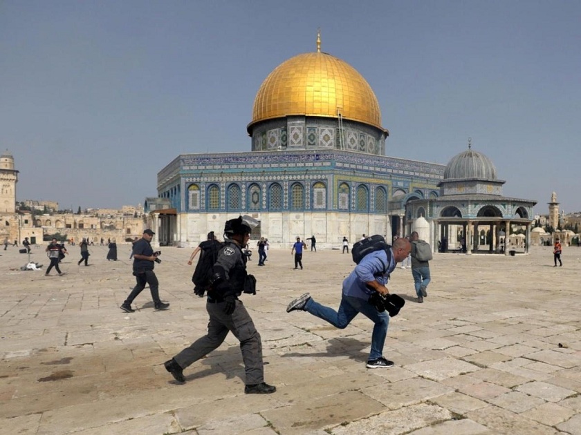 प्यालेस्टिनी मस्जिदमा इजरायली प्रहरीले छापा मारेपछि जेरुसेलम तनावग्रस्त