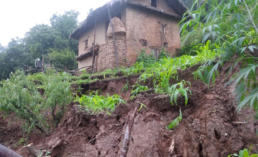 पहिरोले घर पुर्दा श्रीमतीको मृत्यु, श्रीमान गम्भीर घाईते