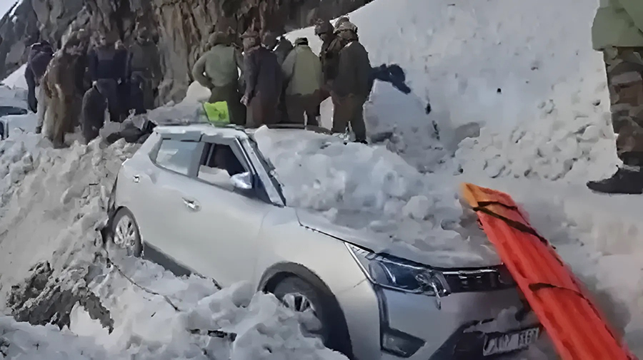 जम्मु–कश्मिरमा हिमपहिरोमा परी सात जनाको मृत्यु