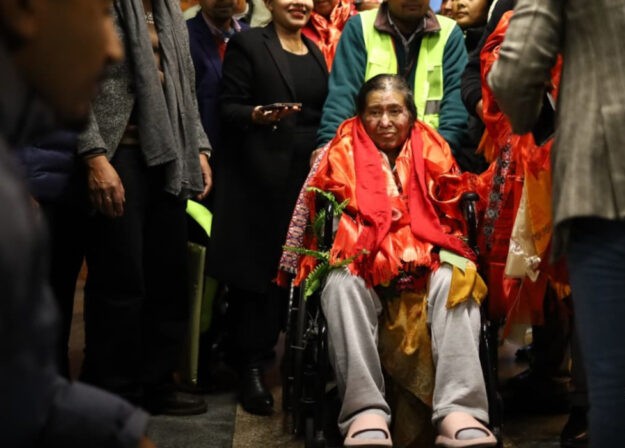 तीन महिनाको उपचारपछि स्वदेश फर्किइन् झलनाथ पत्नी रविलक्ष्मी