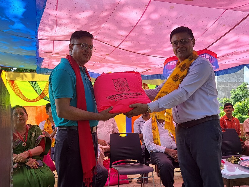 प्लास्टिकको प्रयोगलाई न्यूनीकरण गर्न रत्ननगरमा किनमेल गर्ने वातावरणमैत्री झोला वितरण