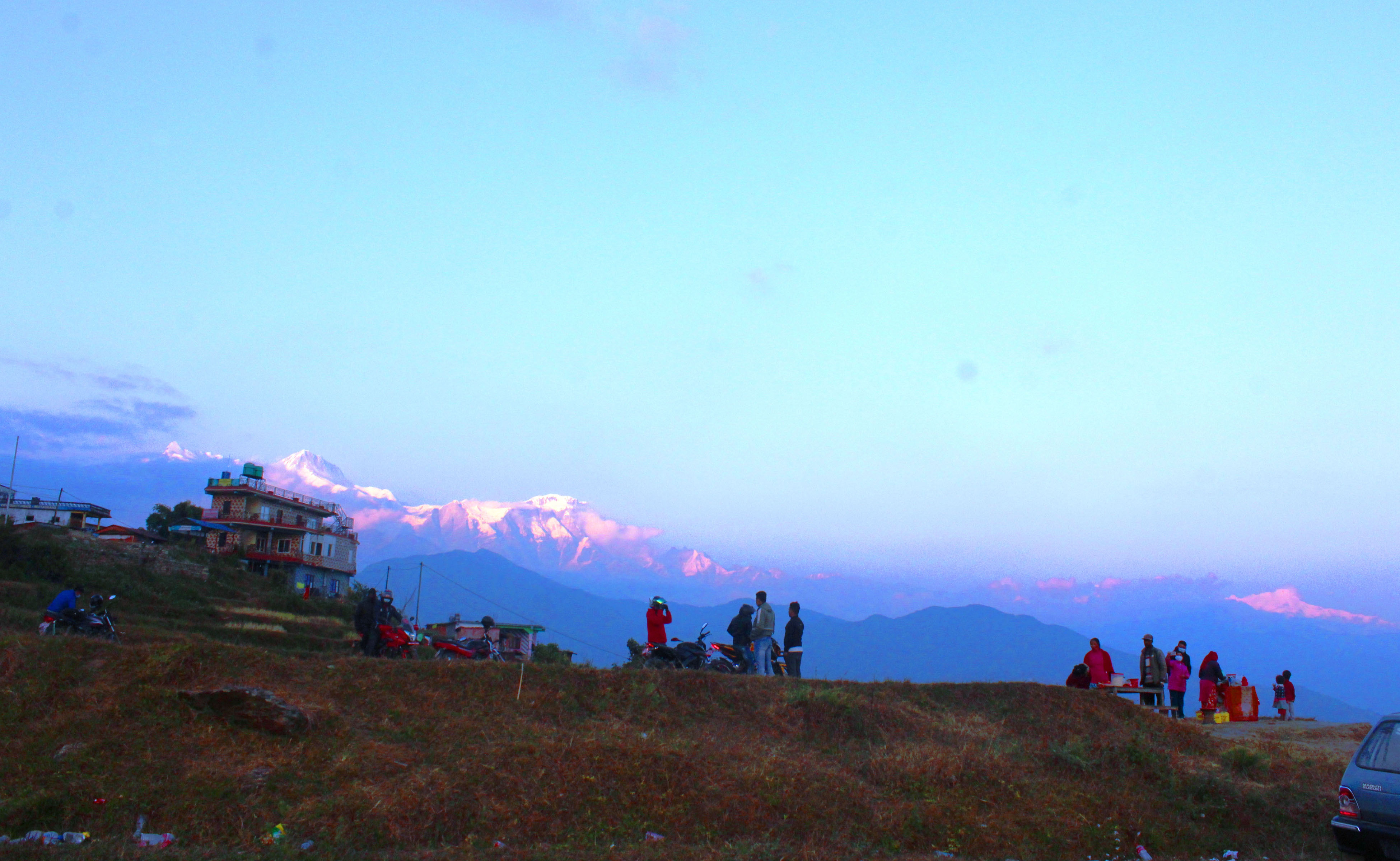 पोखराको सराङ्कोटमा रमाउँदै