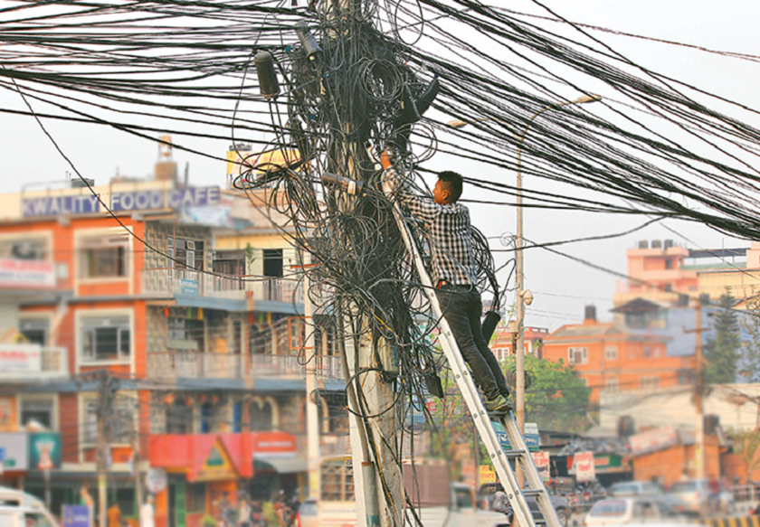 बाटोमै फालिए अव्यवस्थित तार, पैदलयात्रुलाई समस्या