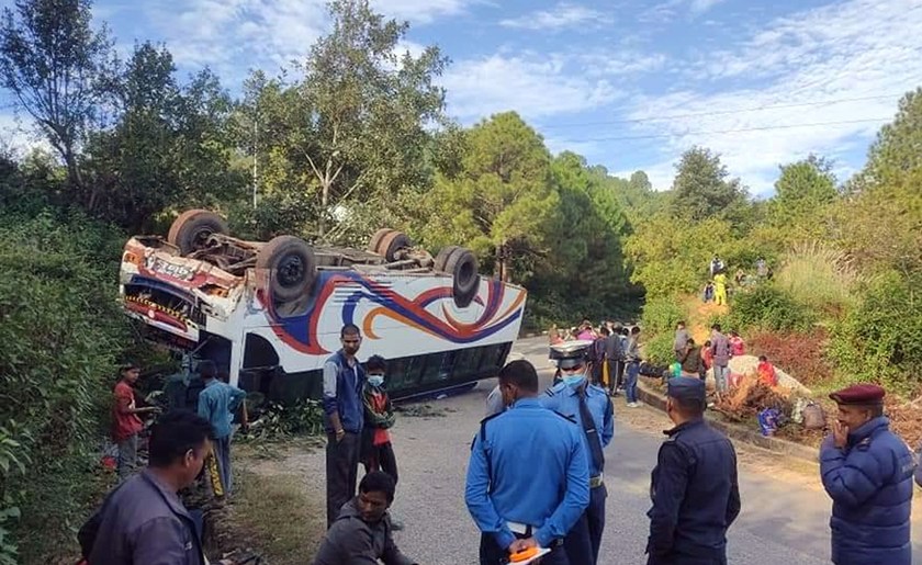 डडेल्धुरामा बस दुर्घटना, १६ जना घाइते