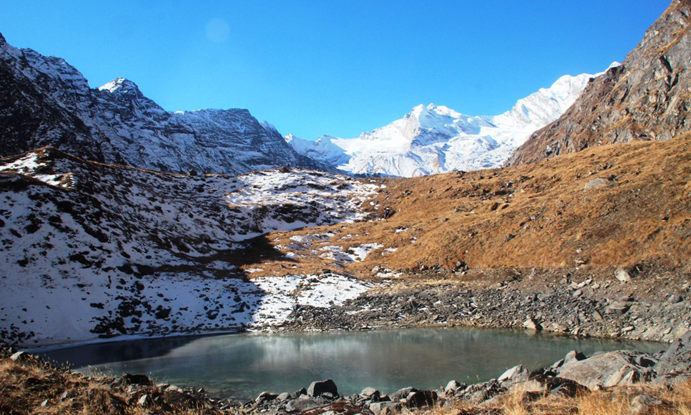 धौलागिरिको फेदीमा ताल