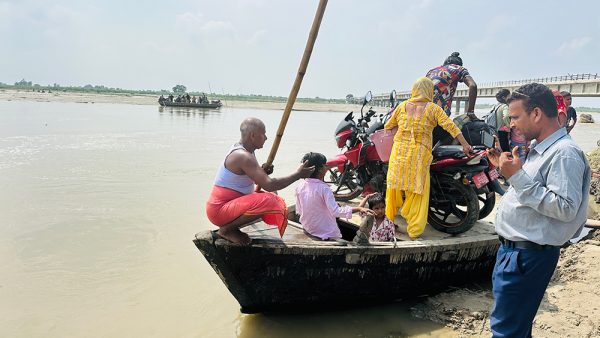 कमलामा डुङ्गासँगै बगिरहेको पुस्तौँको जिन्दगी