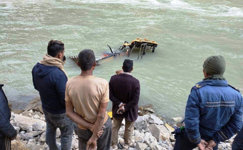 कर्णाली नदीमा डोजर खस्दा २ जनाको मृत्यु, ३ बेपत्ता ३ गम्भीर घाइते