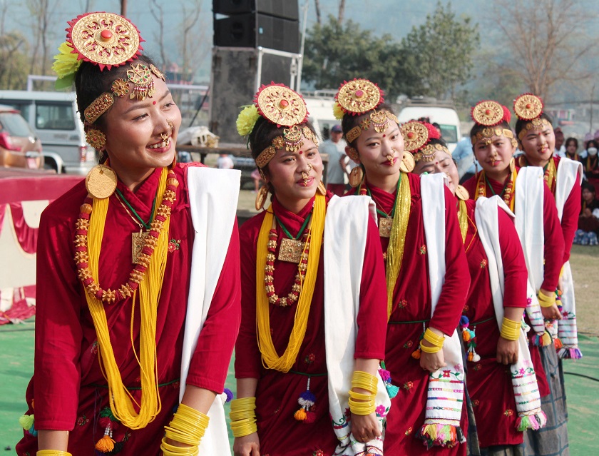 सिक्दै, गाउँदै, नाच्दै कौराहा