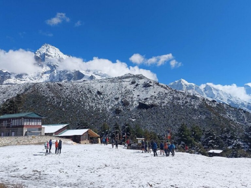 वैशाखमा पनि सोलुखुम्बु क्षेत्रमा हिमपात, पर्यटक उत्साहित