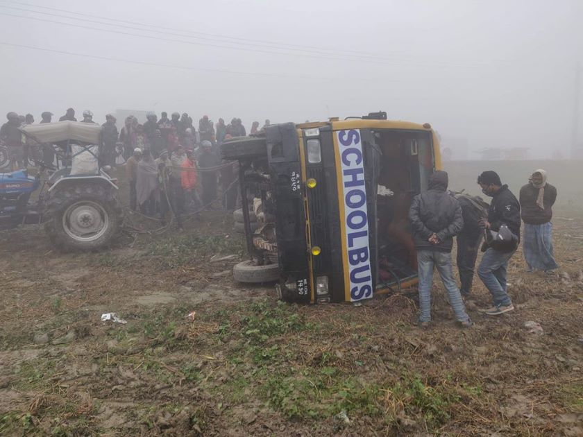 मोरङमा बाक्लो हुस्सुले कलेज बस पल्टियो, एकको मृत्यु
