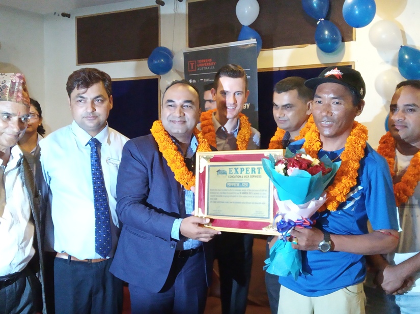 विश्व कीर्तिमान आरोही कामीरिता शेर्पालाई 
एक्सपर्ट एजुकेसनको सम्मान