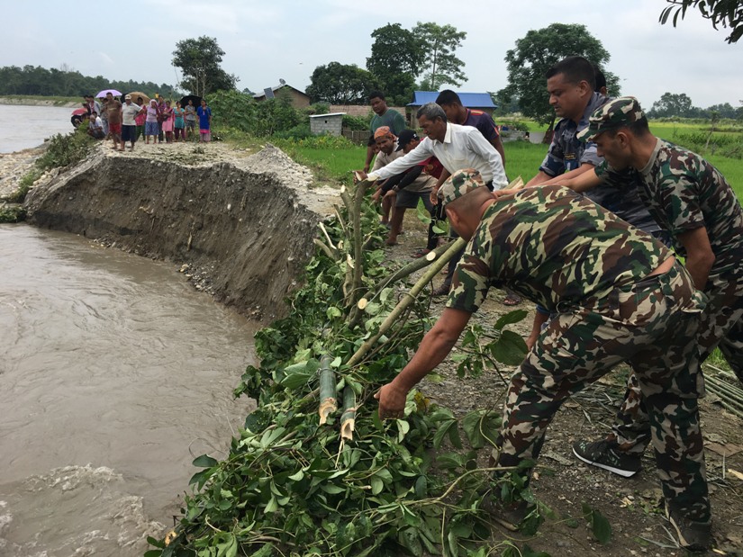नारायणी नदीले कटान गरेपछि मेघौलीका बासिन्दा त्रासमा