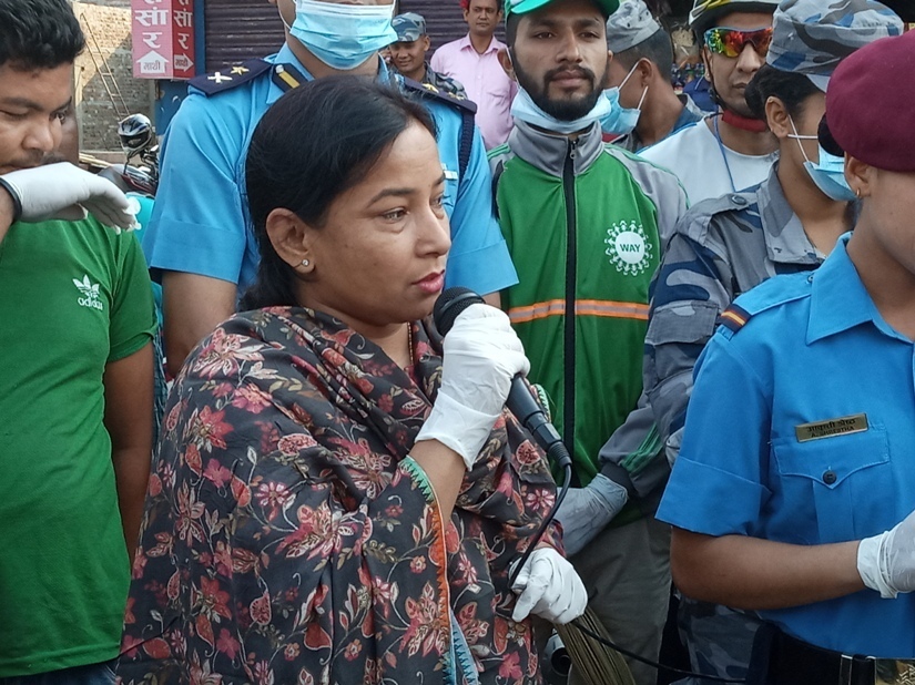 भरतपुर महानगरको सडक सुरक्षा सप्ताह २०७६ सुरु :  प्रमुख रेनु दाहाल कुचो लिएर सडकमा