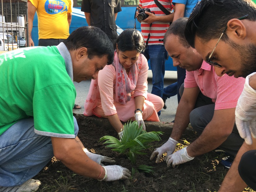 यसरी बनाइँदैछ भरतपुर महानगरलाई हरियाली, मेयर रेनु दाहाल आफैँ सडकको फोहोर टिप्दै (फोटो फिचर)