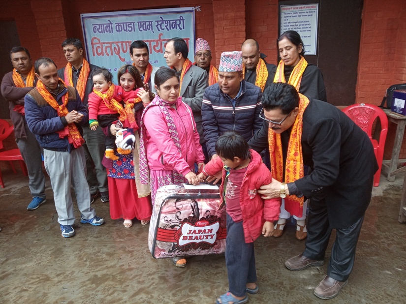जन्मदिनमा उदाहरणीय काम : विपन्न विद्यार्थीहरुलाई न्यानो कपडा
