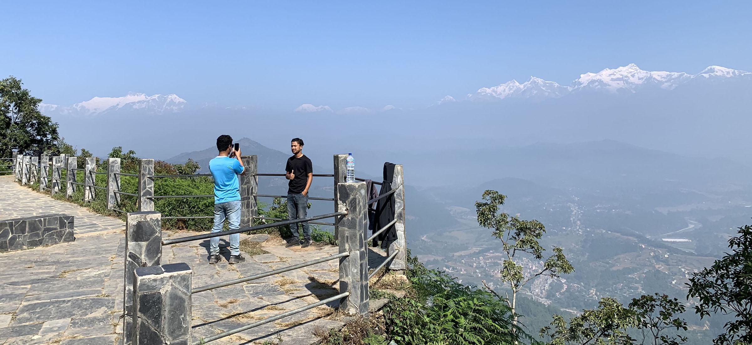 बन्दीपुरमा फोटो खिच्दै आन्तरिक पर्यटक