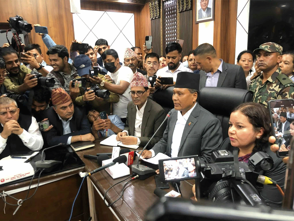 तलब भत्ता र सुरक्षालगायत सुविधा नलिने उर्जामन्त्री घिसिङको घोषणा