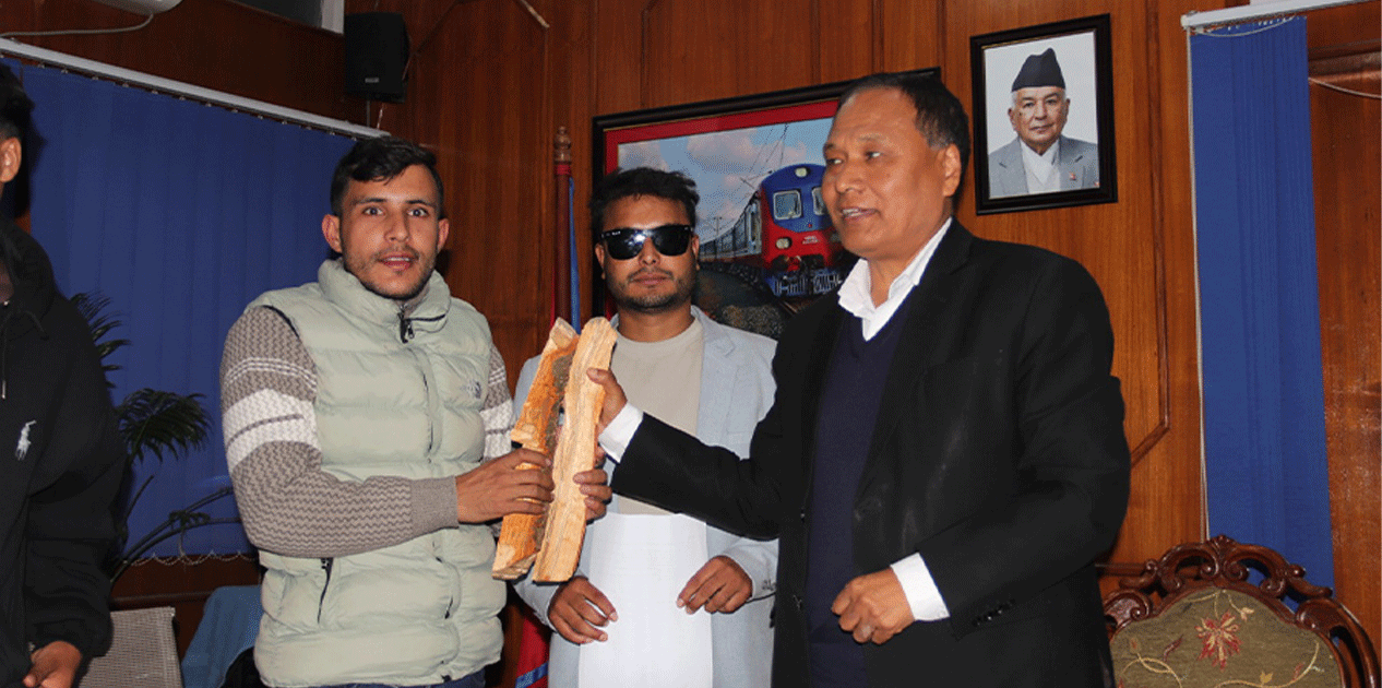 विद्युत् माग्दै ऊर्जा मन्त्री घिसिङलाई दियालो उपहार