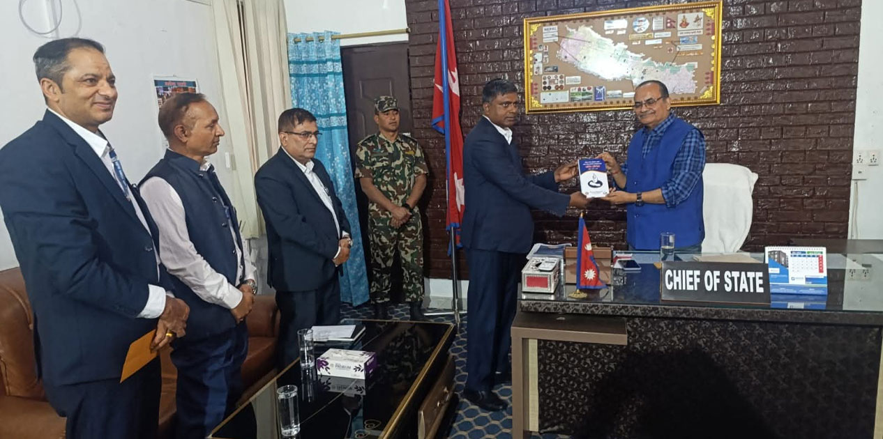 मधेस प्रदेश प्रमुखसमक्ष मानव अधिकार आयोगको प्रतिवेदन पेस