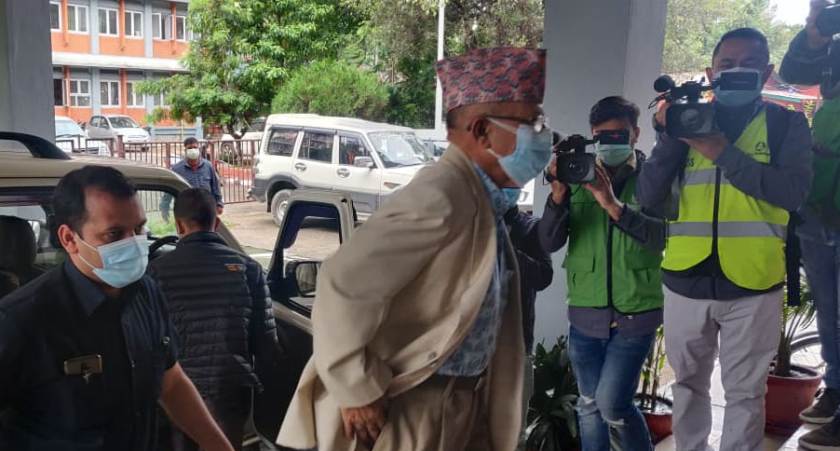 माधव नेपाल पक्षिय सांसद बैठकको निर्णय : 'तत्काल राजिनामा पनि नदिने, सांसद बैठकमा पनि नजाने'