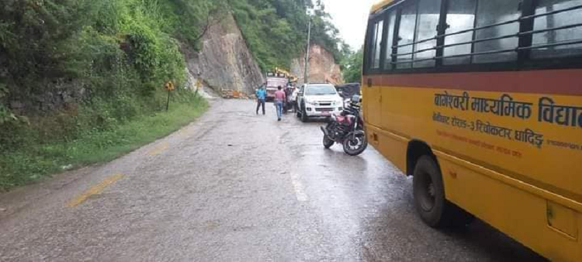 दुई बालकको मृत्युपछि अवरुद्ध भएको पृथ्वी राजमार्ग खुल्यो