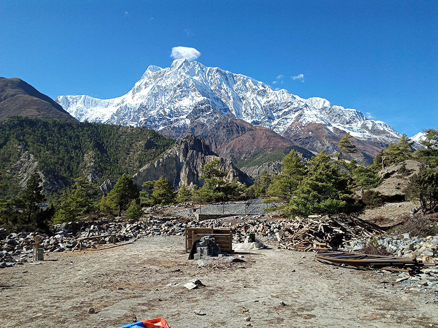 सेताम्मे हिमाल किन हुँदै छ कालो ?