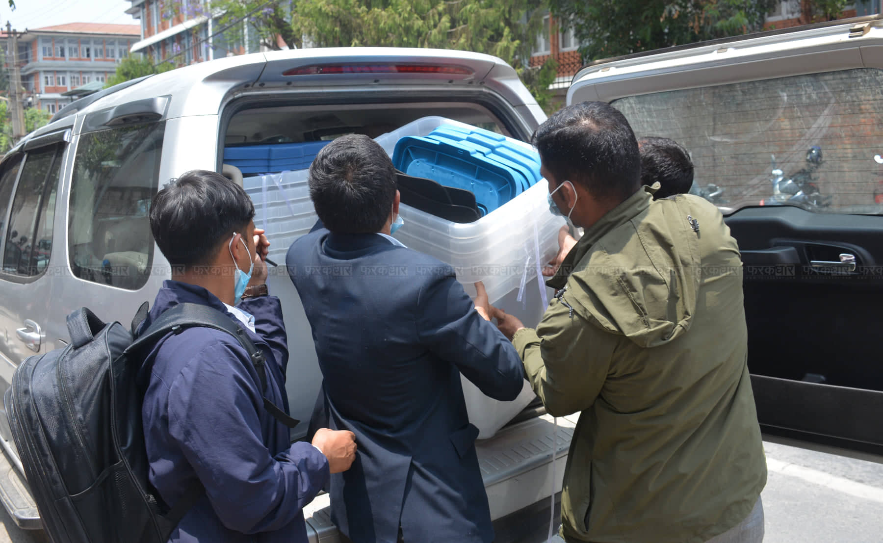 मतपेटिका बोकेर मतदान केन्द्रमा पुग्दै कर्मचारी