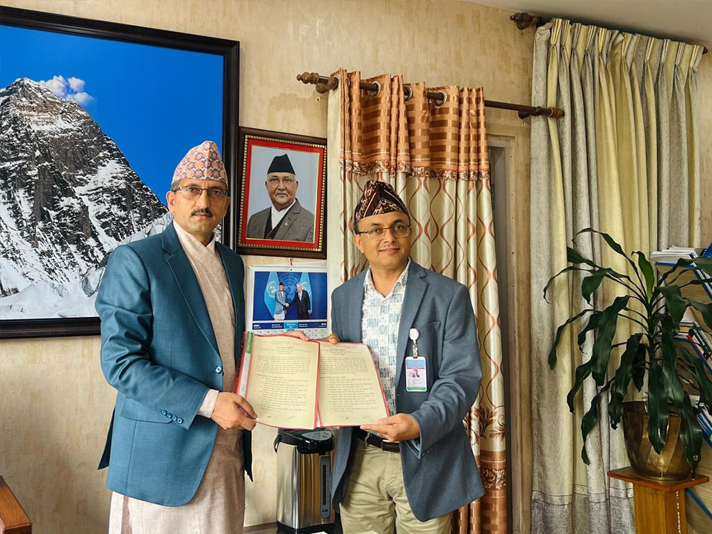 सचिव पन्थ र डा. रेग्मीबीच कार्य सम्पादन करार सम्झौता