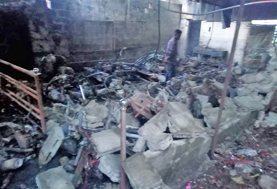 चितवनको एक ग्यारेजमा आगलागी, ३२ वटा मोटरसाइकलमा क्षति