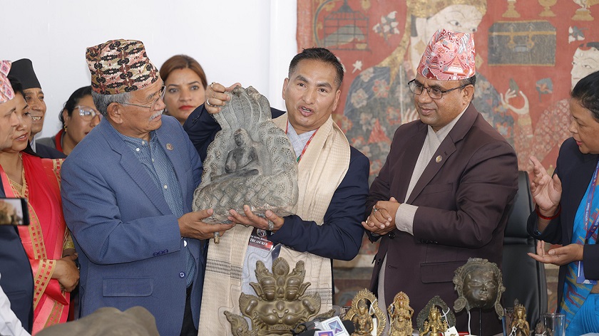 विदेशबाट फर्काएका २१ वटा मूर्ति मन्त्री पाण्डेद्वारा हस्तान्तरण