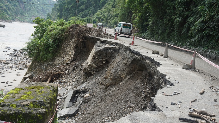 बाढीपहिरोले सडकमा ८० करोडको क्षति