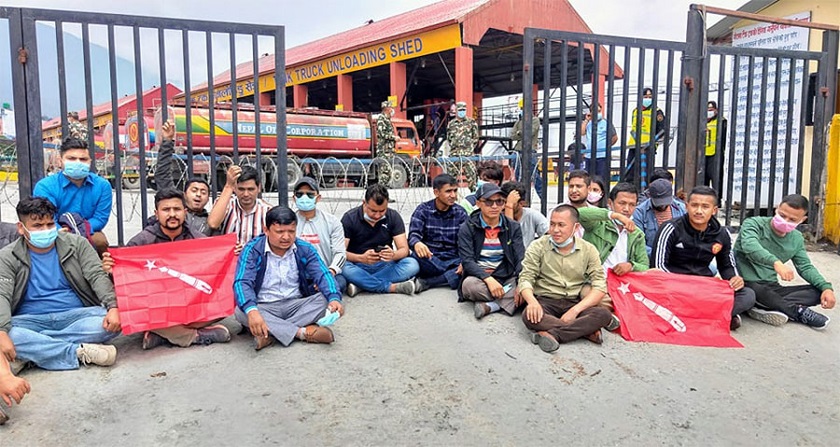 पाँच विद्यार्थी संगठनद्वारा आयल निगमको थानकोट डिपोमा  धर्ना