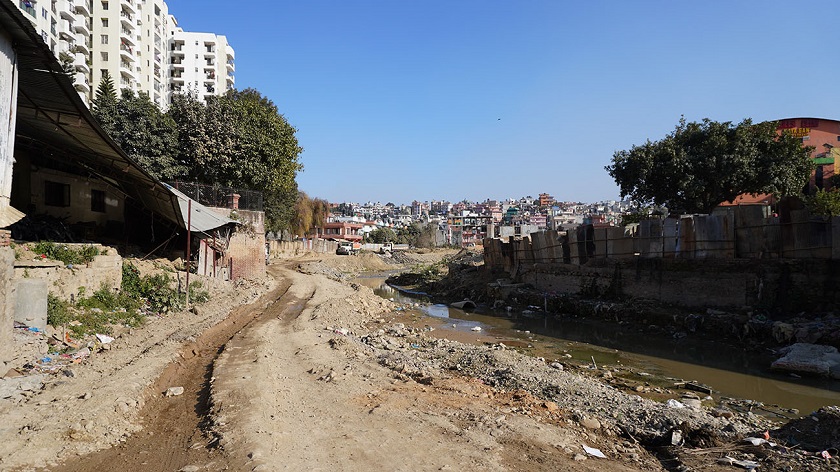नख्खु करिडोरमा अत्यधिक धुलो र गन्ध, वरपरका बस्तीसम्मै असर