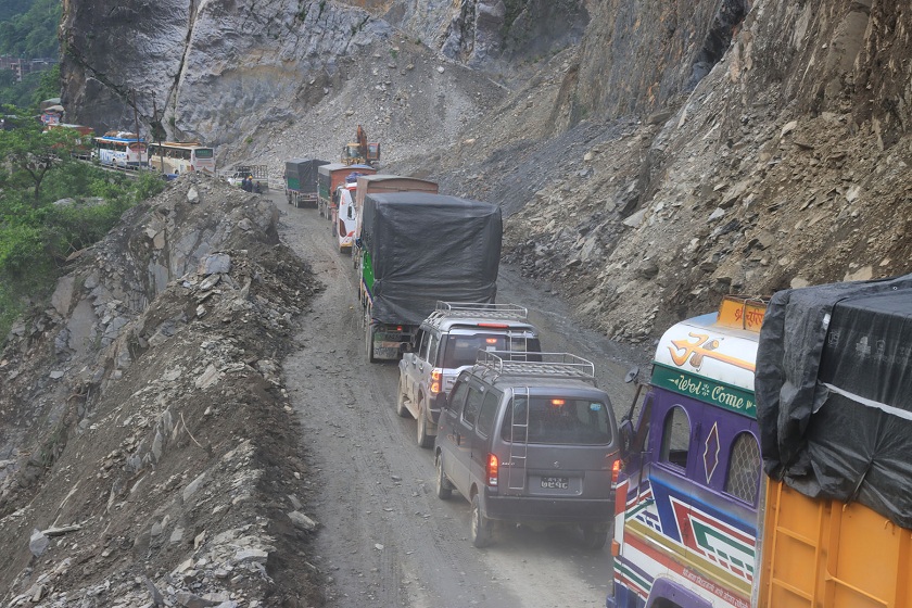 अवरुद्ध नारायणगढ-मुग्लिन सडक दुईतर्फी सञ्चालन